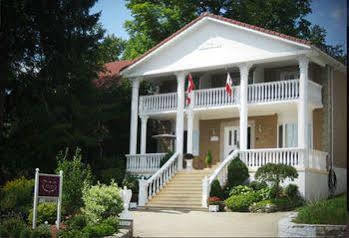 Bed & Breakfast Niagara Classic Inn 3*